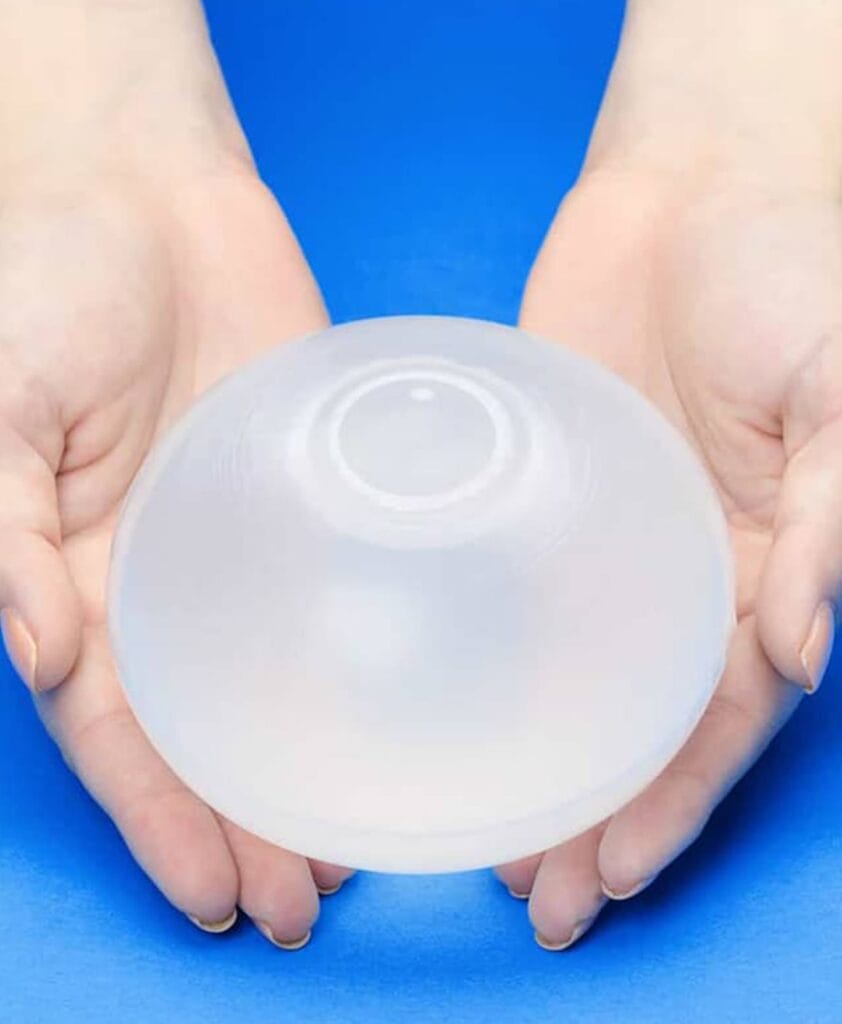 Una persona agarrando con ambas manos un balón gástrico