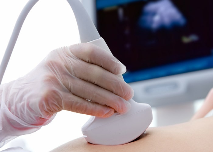 Un doctor realiza un proceso diagnóstico con un Fibroscan en un paciente.