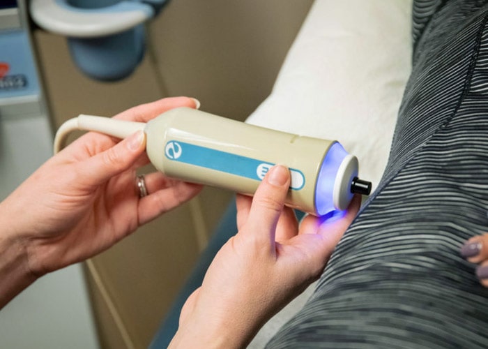 Un doctor realiza un proceso diagnóstico con un Fibroscan en un paciente.